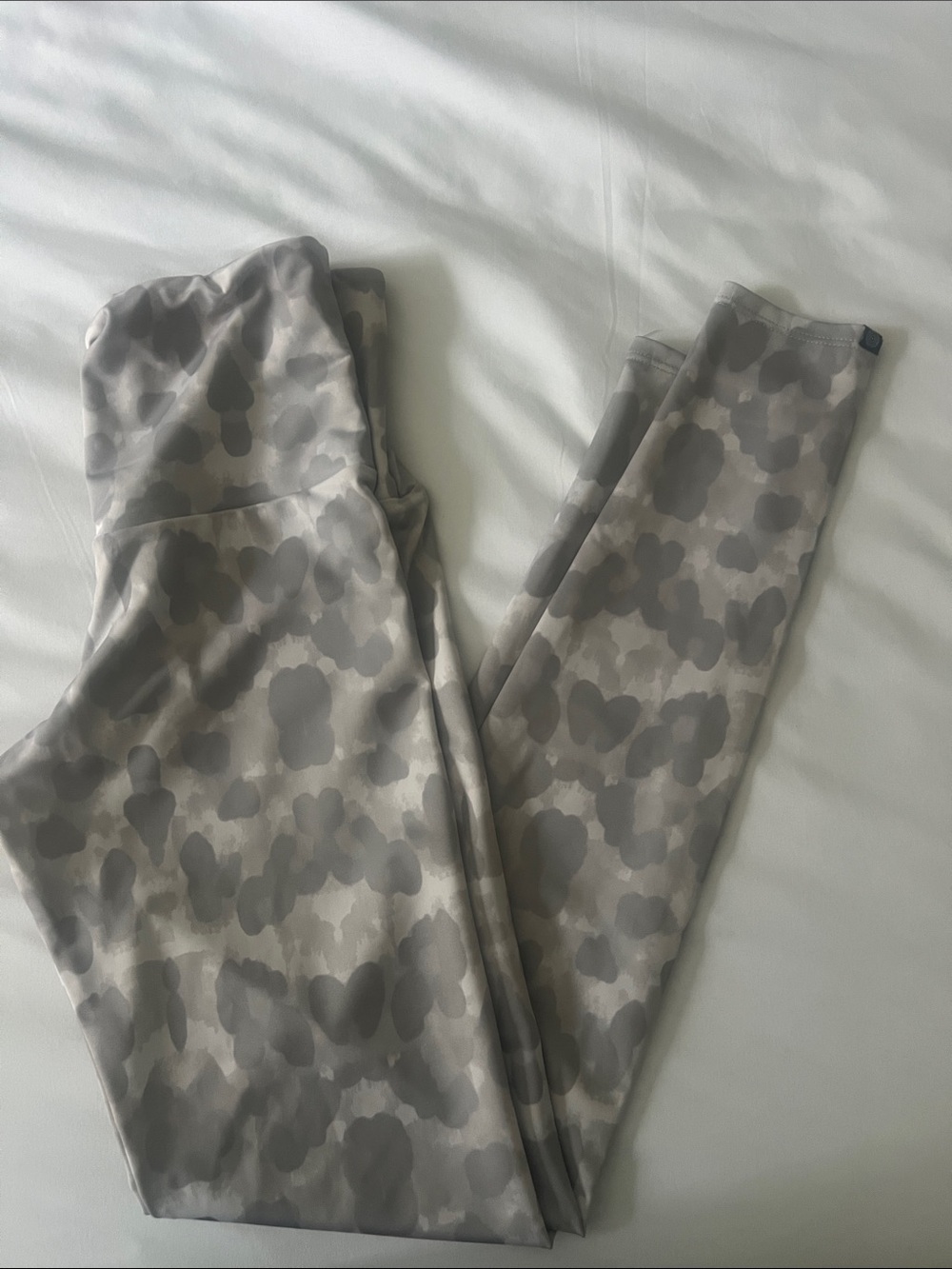 Onzie High-Waist Leggings in Gray Camo